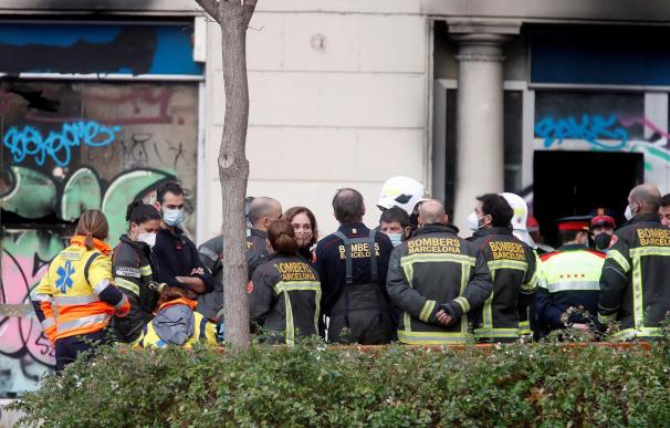 La alcaldesa de Barcelona, Ada Colau, atiende a las explicaciones de los bomberos desplazados al lugar donde cuatro personas han muerto