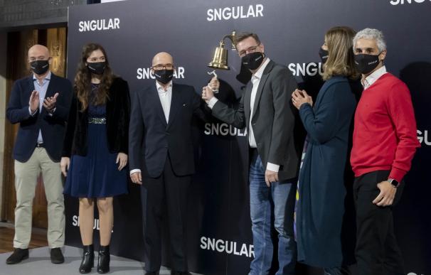 El presidente y fundador de Sngular, José Luis Vallejo, toca la campana que marca el debut de la empresa en BME Growth el miércoles 1 de diciembre de 2021 en el Palacio de la Bolsa de Madrid.