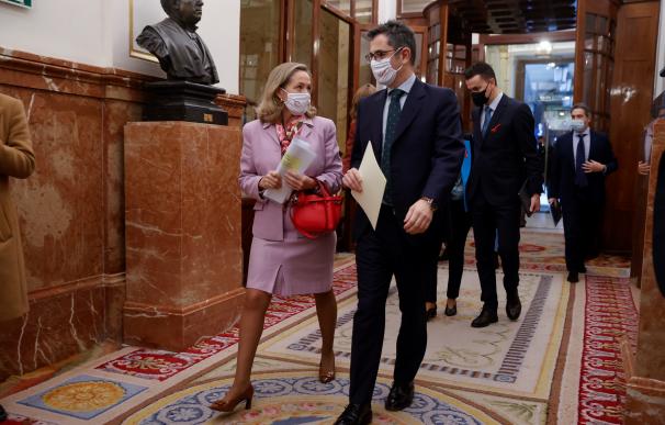 La vicepresidenta del Gobierno y ministra de Economía, Nadia Calviño (i) conversa con el ministro de Presidencia Félix Bolaños (d) a su llegada a la sesión de control que se celebra, este miércoles, en el Congreso de los Diputados.
