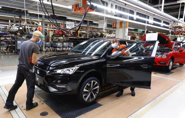 Dos trabajadores en la línea de producción del Seat León en la fábrica de Martorell (Barcelona)
SEAT