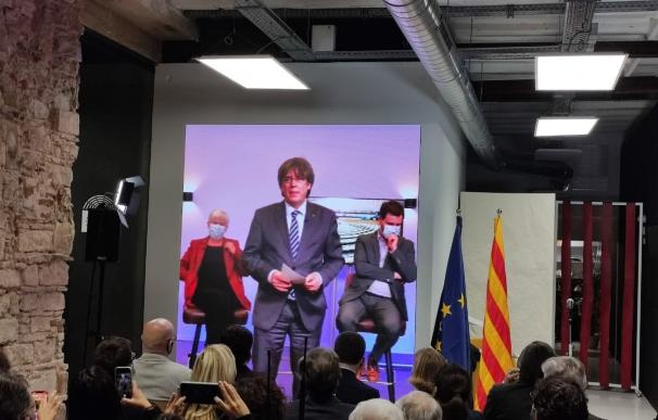 El expresidente de la Generalitat y eurodiputado, Carles Puigdemont, junto con los exconsellers y eurodiputados de Junts, Toni Comín y Clara Ponsatí, durante el acto.
EUROPA PRESS
11/11/2021