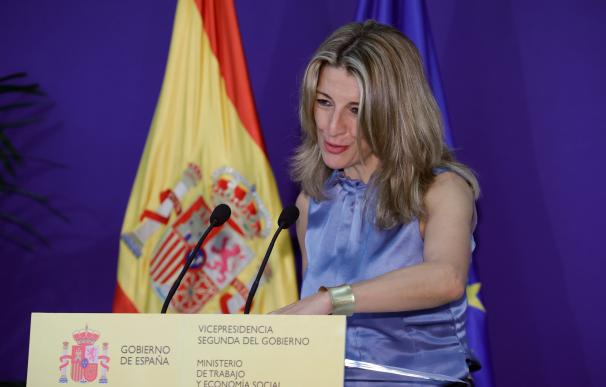 a vicepresidenta segunda, Yolanda Díaz, tras recoger el Premio cermi.es 2021.