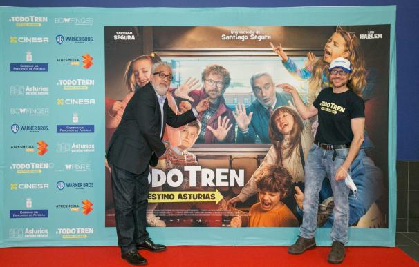 El director, humorista y actor Santiago Segura y el actor y humorista Leo Harlem durante el preestreno de la película 'A todo tren: destino Asturias' .