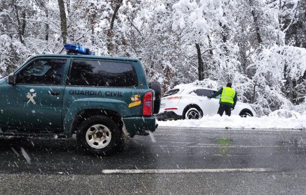 Un agente de la Guardia Civil atiende un accidente de tráfico como consecuencia de la nieve
GUARDIA CIVIL
28/11/2021