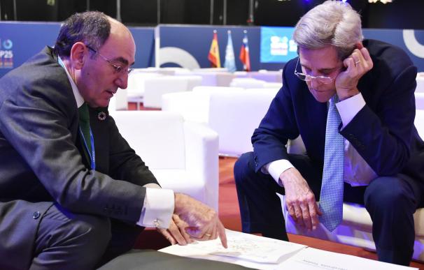 El presidente de Iberdrola, Ignacio Galán, junto al enviado especial de EEUU para el clima, John Kerry, en la  COP26