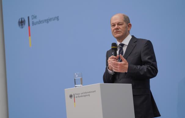 El canciller alemán Olaf Scholz durante la ceremonia de entrega del cargo de portavoz del gobierno en la Oficina de Prensa e Información del Gobierno Federal en Berlín, Alemania, el 9 de diciembre de 2021.