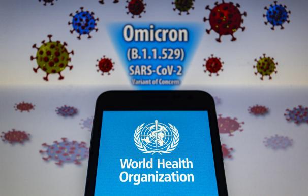Logotipo de la Organización Mundial de la Salud (OMS) junto a información sobre la variante ómicron del coronavirus
ANDRE M. CHANG / ZUMA PRESS / CONTACTOPHOTO
12/12/2021 ONLY FOR USE IN SPAIN