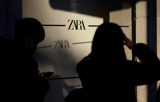Fachada de una tienda Zara en A Coruña este miércoles. La multinacional española del textil Inditex, con marcas como Zara y Bershka, obtuvo un beneficio neto en los nueve primeros meses de su ejercicio fiscal, de febrero a octubre, de 2.500 millones de euros (2.818 millones de dólares), un 273 % más que un año antes.