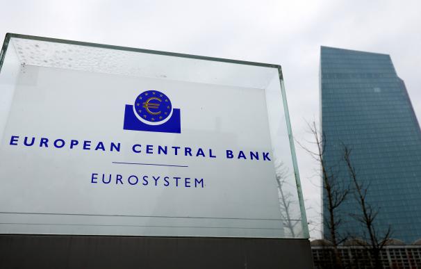 Vista exterior con logo del Banco Central Europeo (BCE) en Frankfurt, Alemania, 16 de diciembre de 2021.