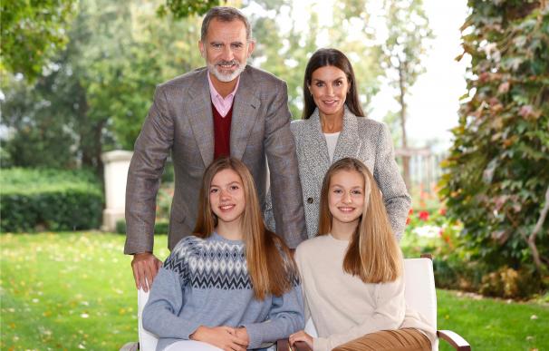 Los Reyes Don Felipe y Doña Letizia felicitan la Navidad junto a sus hijas la Princesa Leonor y la Infanta Sofía, © Casa de S.M. el Rey, a 16 de diciembre de 2021
