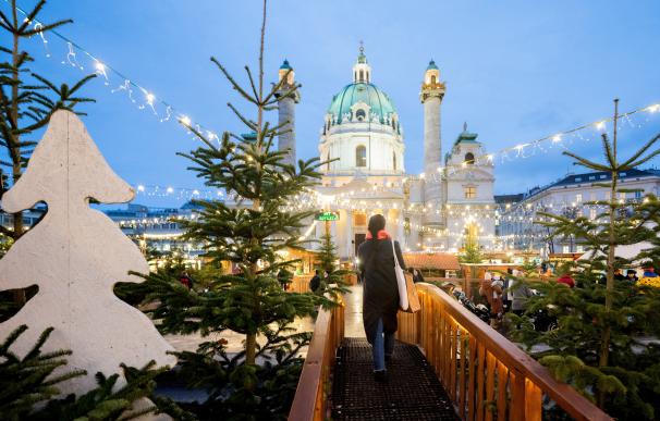 El mercado navideño en Karlsplatz, en Viena, está situado frente la iglesia de San Carlos, es ideal para ir con niños donde hay diversas actividades dedicadas a ellos.