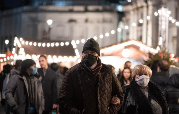 21 December 2021, United Kingdom, London: People at a Christmas market in Trafalgar Square, as the government today ruled out introducing further restrictions in England ahead of Christmas to slow the spread of the Omicron variant of coronavirus. Photo: Dominic Lipinski/PA Wire/dpa
21/12/2021 ONLY FOR USE IN SPAIN