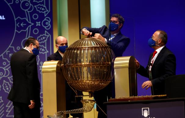 Los operarios preparan el bombo antes del sorteo de la Lotería de Navidad celebrado en el Teatro Real de Madrid.