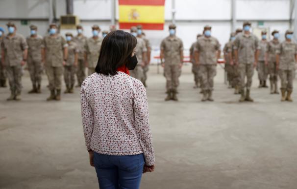 Margarita Robles pasa revista a tropas españolas en Senegal