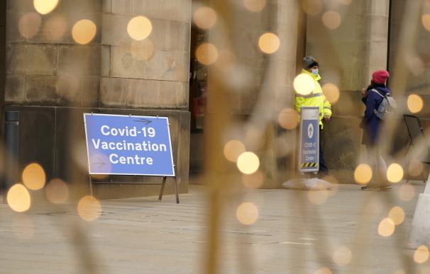 22 December 2021, United Kingdom, Manchester: A woman stands outside Manchester Rates Hall COVID-19 vaccination centre, near St Peter's Square, as the coronavirus booster programme continues across the UK. Photo: Danny Lawson/PA Wire/dpa
22/12/2021 ONLY FOR USE IN SPAIN