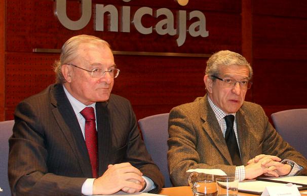 Manuel Azuaga (izqda), actual presidente de Unicaja, junto a Braulio Medel, titular de la Fundación Bancaria y principal accionista del banco fusionado con Liberbank