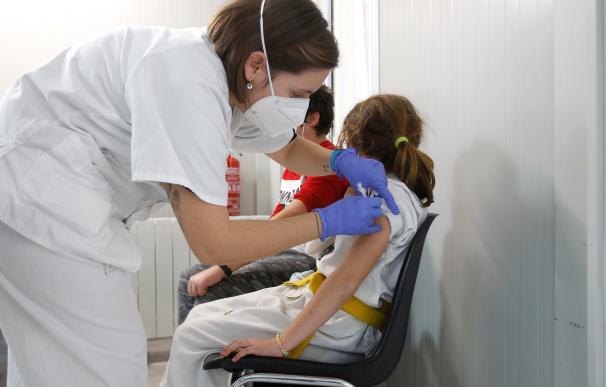 Una niña recibe una dosis de la vacuna contra el Covid-19, en el Hospital de Son Durea, a 15 de diciembre de 2021, en Palma, Mallorca, Baleares (España). Hoy comienza en toda España la vacunación contra el Covid-19 para niños de entre 5 y 11 años. El intervalo entre dosis será de al menos 8 semanas. Al igual que en adultos, tras recibir la vacunación se debe observar a la persona vacunada durante 15 minutos, para detectar reacciones inmediatas. 15 DICIEMBRE 2021;COVID-19;NIÑOS;VACUNACIÓN PEDIÁTRICA Isaac Buj / Europa Press 15/12/2021