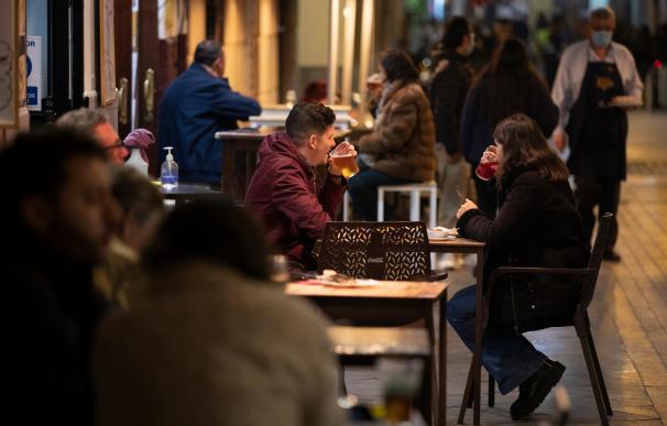 Varias personas en la terraza de un bar tras la apertura de bares y restaurantes de Sevilla, Andalucía, a 18 de diciembre de 2020
MARÍA JOSÉ LÓPEZ - EUROPA PRESS
(Foto de ARCHIVO)
24/12/2020