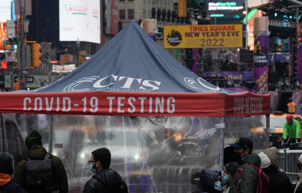 30 December 2021, US, New York: People wait on line to get a Coronavirus (Covid-19) PCR test in Times Square ahead of New Year's Eve. Photo: Bryan Smith/ZUMA Press Wire/dpa
30/12/2021 ONLY FOR USE IN SPAIN