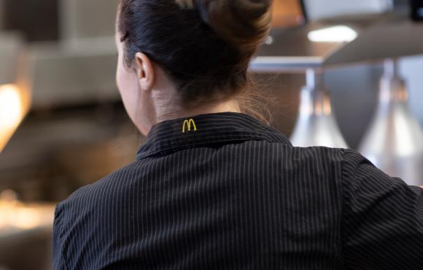 Trabajadora de McDonald's
MCDONALD'S
(Foto de ARCHIVO)
08/3/2021