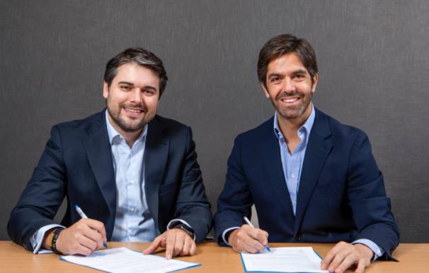 Borja Oria (derecha), Managing Partner de Banca de Inversión de Arcano Partners y Joaquín Durán (izquierda), Fundador y Partner de BlueBull, firrmando el acuerdo de integración.