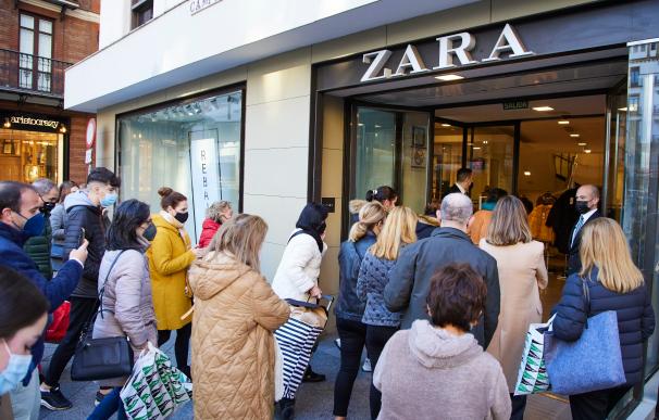 Varias personas entran en una tienda de ropa durante el primer día de las rebajas, a 7 de enero de 2022 en Sevilla (Andalucía, España) Joaquin Corchero / Europa Press 07/1/2022