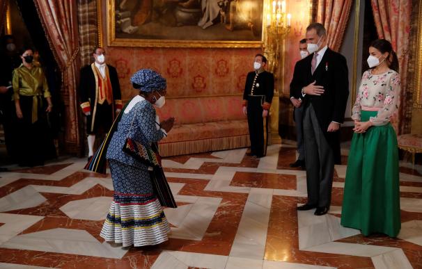 El rey Felipe VI (2d), la reina Letizia (d) y el presidente del Gobierno, Pedro Sánchez (3d) reciben a la embajadora sudafricana en España, Bernardito Auza