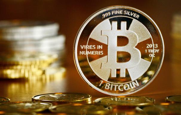 FILED - 28 November 2013, Berlin: A general view of a coin bearing the logo of the Bitcoin cryptocurrency at a coin store. The value of Bitcoin fell below 40,000 dollars on Monday for the first time since September. Photo: Jens Kalaene/zb/dpa (Foto de ARCHIVO) 28/11/2013 ONLY FOR USE IN SPAIN