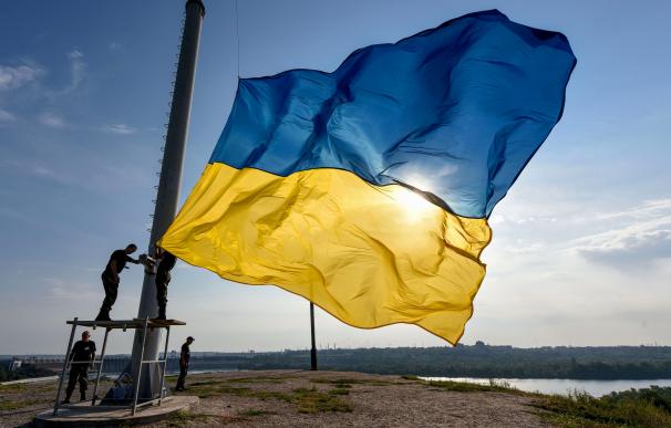 23 August 2019, Ukraine, Zaporizhzhia: People raise a Ukrainian flag on one of Ukraine's tallest flagpoles during the flag-hoisting ceremony, part of National Flag Day celebration, on Khortytsia Island. Photo: -/Ukrinform/dpa
(Foto de ARCHIVO)
23/8/2019 ONLY FOR USE IN SPAIN