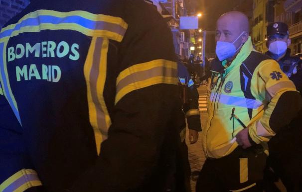 MADRID, 26/01/2022.- Bomberos de Madrid en la calle San Raimundo del distrito de Tetuán, en Madrid, lugar en el que un hombre de 55 años ha muerto esta noche en el incendio de una vivienda.