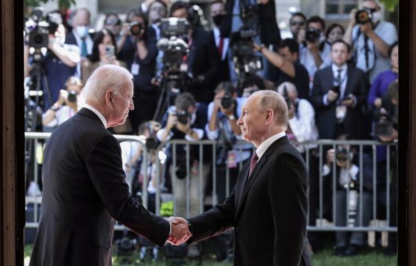 Biden estrecha la mano de Putin en el encuentro de junio de 2021 en Suiza.