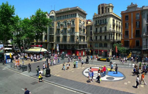 Una de las principales arterias peatonales de Barcelona y de los lugares más concurridos. Vecinos, turistas, artistas callejeros o puestos de flores comparten esta alameda de algo más de un kilómetro que une la Plaza de Cataluña con el antiguo puerto de la ciudad.