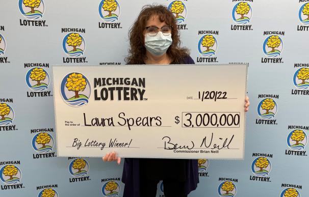 Laura Spears con su premio de 3 millones de dólares.