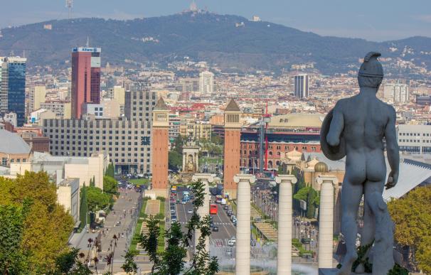 Punto neurálgico de Barcelona, a los pies de Montjuic, es de las plazas más grande de España con 34.000 metros cuadrados. Construida para la Exposición Internacional de 1929 es la puerta a Montjuic, a los principales recintos feriales de la ciudad y a el Museo Nacional de Arte de Cataluña.