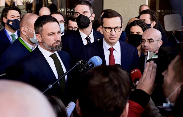 El primer ministro polaco, Mateusz Morawiecki (c), atiende a la prensa en presencia del líder de Vox, Santiago Abascal (i), en el ámbito de su participación en la "Cumbre de Madrid" organizada por Vox en un hotel madrileño este sábado