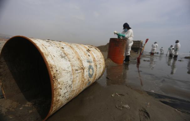 FILED - 27 January 2022, Peru, Ventanilla: Units work to clean up the oil spill at Cavero beach after about 6,000 barrels (159 liters each) of oil spilled during the unloading of a tanker at the La Pampilla refinery owned by Spanish energy company Repsol. Photo: Gian Masko/dpa
27/1/2022 ONLY FOR USE IN SPAIN