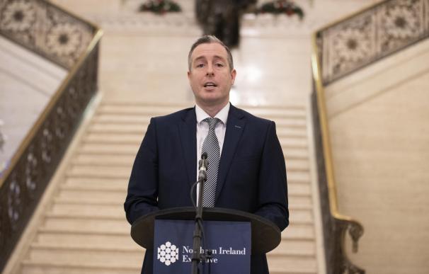 22 December 2021, United Kingdom, Belfast: Northern Ireland First Minister Paul Givan, in the Great Hall of Parliament Buildings at Stormont, announcing new Covid restrictions for Northern Ireland. Photo: Liam Mcburney/PA Wire/dpa
(Foto de ARCHIVO)
22/12/2021 ONLY FOR USE IN SPAIN