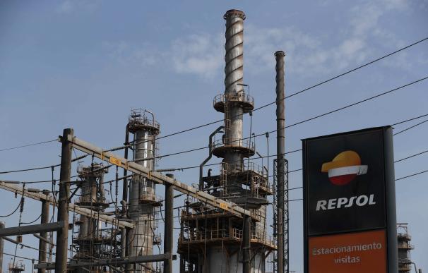 Fotografía de la fachada de la refinería La Pampilla de Repsol en Lima (Perú)