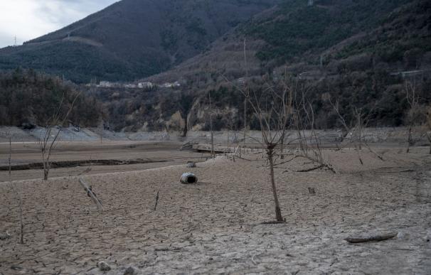 El pantano de La Baells, que se encuentra al 56% de su capacidad, en Bergadá, Barcelona, Catalunya (España). El pantano, que hace un año estaba al 87% y hoy solo tiene un 56%, se suma a una lista de embalses afectados por la pertinaz sequía que está viviendo Cataluña. La escasez de lluvias y nieve en la región está provocando que los embalses se encuentren por debajo de su capacidad, en concreto, desde finales de 2019 que no estaban tan vacíos. 04 FEBRERO 2022;BARCELONA;CATALUNYA;BERGADE;EMBALSES Lorena Sopêna / Europa Press 04/2/2022