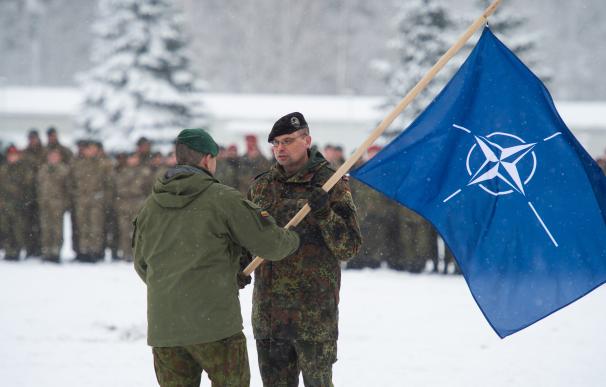 04 February 2019, Lithuania, Rukla: Steponauvicius Mindaugas (L), brigade leader Iron Wolf, hands over The North Atlantic Treaty Organization (NATO) flag to Peter Papenbroock, lieutenant-colonel of the Bundeswehr and new commander of the EFP Battlegroup in Lithuania. Photo: Arne Bänsch/dpa (Foto de ARCHIVO) 04/2/2019 ONLY FOR USE IN SPAIN