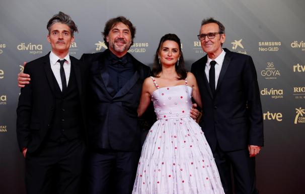 Los actores Javier Bardem (2i) y Penélope Cruz, acompañados por el compositor Alberto Iglesias (d), posan en la alfombra roja a su llegada a la gala de la 36 edición de los Premios Goya que tiene lugar este sábado en el Palau de les Arts de Valencia.
