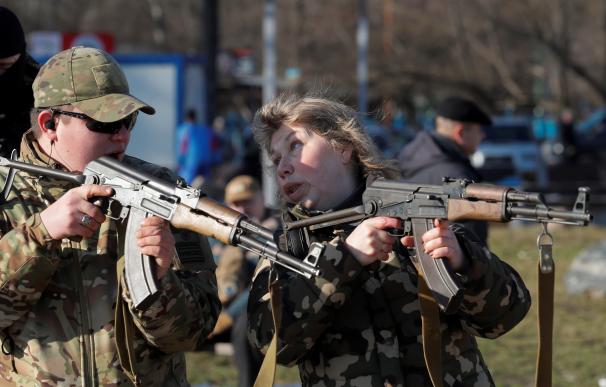 Civiles ucranianos participan en cursos de defensa, en previsión de una invasión rusa.