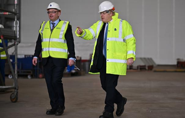 14 February 2022, United Kingdom, Edinburgh: British Prime Minister Boris Johnson (R) during a visit to Rosyth Dockyard near Edinburgh, as part of his tour of the UK. Photo: Jeff J Mitchell/PA Wire/dpa 14/2/2022 ONLY FOR USE IN SPAIN