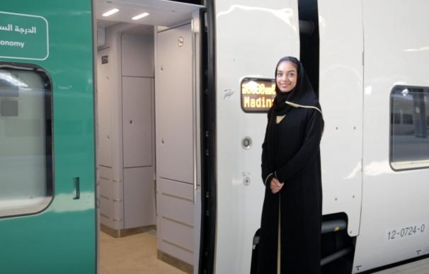 Una mujer entrando al tren Haramain, conocido como el 'AVE a la Meca' RENFE 16/2/2022