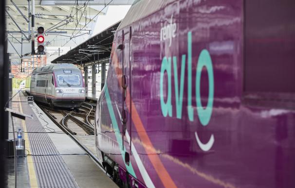Presentación del nuevo servicio ferroviario de Renfe AVLO, a 23 de junio de 2021, en Madrid, (España). Bajo la denominación de AVE 'low cost' de Renfe, este servicio ferroviario ofrece cuatro circulaciones diarias entre Madrid y Barcelona con billetes que parten de un precio de siete euros por trayecto. Esta nueva oferta, junto a la que ofrecen los AVE, hará que Renfe oferte un total de 40 trenes diarios y 16.000 plazas para viajar entre Madrid y Barcelona, tanto en AVE como en AVLO. 23 JUNIO 2021;MADRID;AVLO;RENFE;LOW COST;BARCELONA;AVE Jesús Hellín / Europa Press (Foto de ARCHIVO) 23/6/2021
