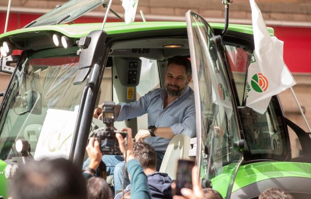 16/02/2022.- El presidente de VOX, Santiago Abascal, a bordo de un tractor mientras participa este miércoles en una protesta convocada por los agricultores murcianos para exigir al Gobierno medidas urgentes para "salvar" al campo ante la subida de los costes de producción.