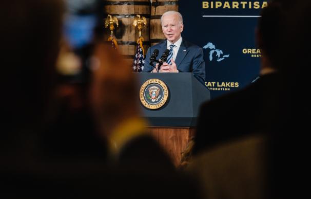 17 February 2022, US, Lorain: US President Joe Biden delivers remarks about the infrastructure law at the Lorain Shipyards. Photo: Andrew Dolph/ZUMA Press Wire/dpa 17/2/2022 ONLY FOR USE IN SPAIN