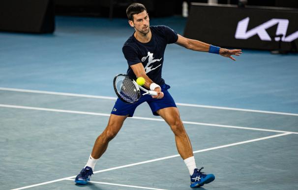 Novak Djokovic of Serbia in action during a practice session ahead of the Australian Open at Melbourne Park in Melbourne, Friday, January 14, 2022. (AAP Image/Diego Fedele) NO ARCHIVING AAPIMAGE / DPA (Foto de ARCHIVO) 14/1/2022 ONLY FOR USE IN SPAIN