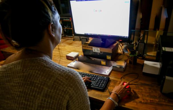 Una mujer lee la pantalla de su ordenador, mientras trabaja en el despacho de su oficina. 19 junio 2019, oficina, ordenador, oficinista, despacho, pantalla. Ricardo Rubio / Europa Press (Foto de ARCHIVO) 19/6/2019