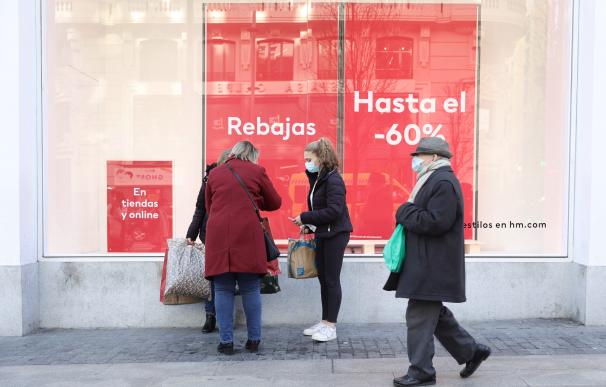 Varias personas pasan delante del escaparate de H&M, a 7 de enero de 2022, en Madrid (España). Las rebajas de 2022 traerán un aumento en el consumo y el crecimiento de las compras on line. Se calcula que, de media, los españoles gastarán 96,33 euros durante las semanas de rebajas, lo que supone un 3,44 por ciento más que el año pasado, 2020. 07 ENERO 2022;COMPRAS;VENTA;MODA FEMENINA;DESCUENTO;60% Eduardo Parra / Europa Press (Foto de ARCHIVO) 07/1/2022